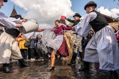 HOLLOKO, HUNGARY-18 Nisan 2022. Dünya Mirası köyü Holloko 'nun yerlileri, Paskalyayı bölgenin Hıristiyan öncesi geçmişine dayanan geleneksel bir Macar doğurganlık ayini olan 