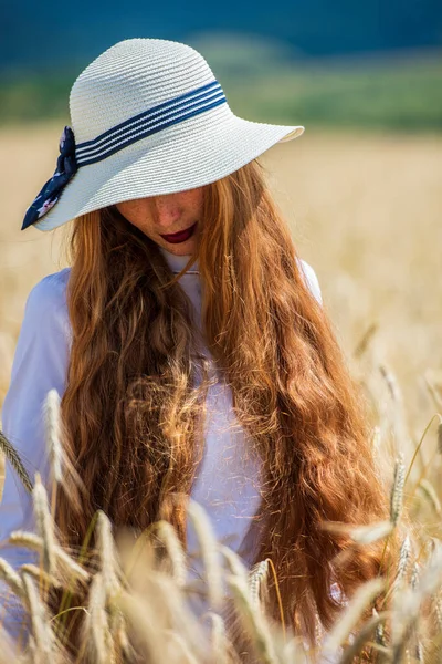 Junge Schöne Frau Mit Langen Roten Haaren Trägt Weißen Hut — Stockfoto