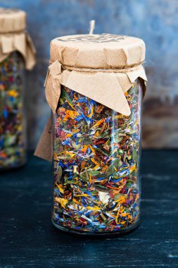 Karpatlar 'dan toplanan bitkisel çay. Çiçek, Calendula, yaban mersini, nane, elma. Ukrayna bitkisel çayı.