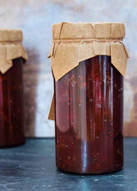 Karpat Dağları 'ndan toplanan kozalakların reçelleri. Doğal öksürük şurubu..