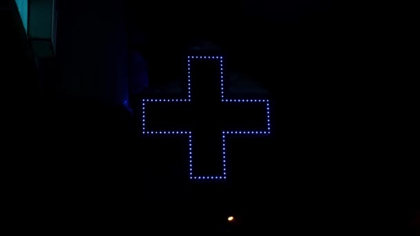 Apotheek of ziekenhuis drogisterij kruis teken, neon teken verlichting 's nachts — Stockvideo