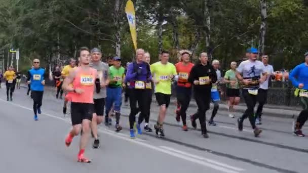 Novosibirsk,ロシア, 11.09.2021:アスリート、マラソンを走るランナー、トライアスロン — ストック動画