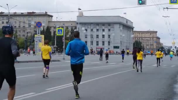 Novosibirsk, Rússia, 11.09.2021: atletas, corredores a correr numa maratona, triatlo — Vídeo de Stock