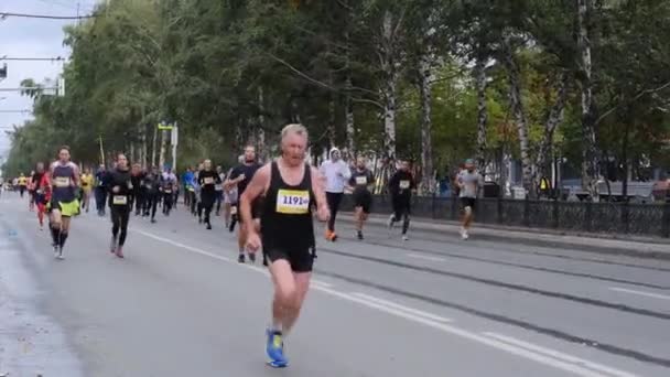 Novosibirsk, Rússia, 11.09.2021: atletas, corredores a correr numa maratona, triatlo — Vídeo de Stock