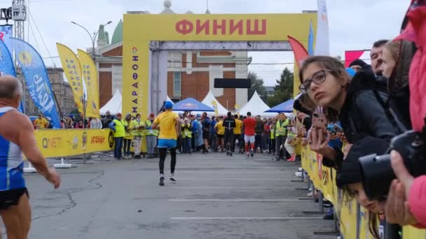 Novosibirsk, Rússia, 11.09.2021: atletas, corredores a correr numa maratona, triatlo — Vídeo de Stock