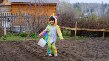 Cadılar Bayramı için tek boynuzlu at kostümlü çocuk, parti dansı ve eğlence..