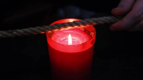 Queimar uma corda de juta no fogo de uma vela para o ritual shibari — Vídeo de Stock