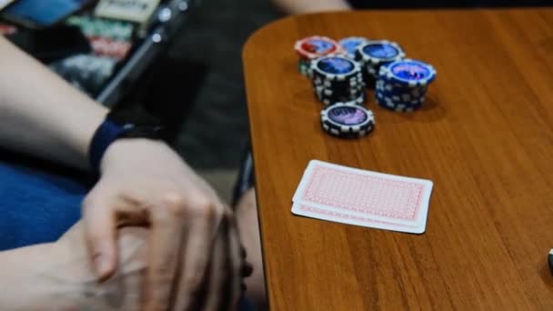 Satıcı poker için iskambil kağıtlarını karıştırır. Oyuncu kumar oynarken fişleri hareket ettirir. — Stok video