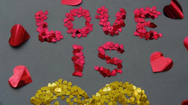 Miłość jest żółte serce na szarym tle na czerwonym Walentynki — Wideo stockowe