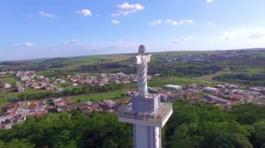 Sao Paulo eyaletindeki Sertozinho şehrinin girişinin havadan görüntüsü.