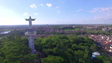 Sao Paulo eyaletindeki Sertozinho şehrinin girişinin havadan görüntüsü.