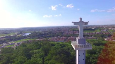 Sao Paulo eyaletindeki Sertozinho şehrinin girişinin havadan görüntüsü.
