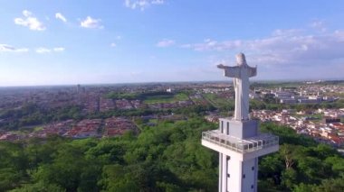 Sao Paulo eyaletindeki Sertozinho şehrinin girişinin havadan görüntüsü.