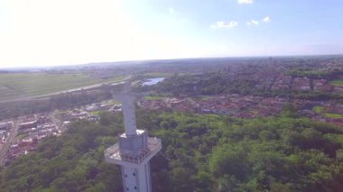 Sao Paulo eyaletindeki Sertozinho şehrinin girişinin havadan görüntüsü.