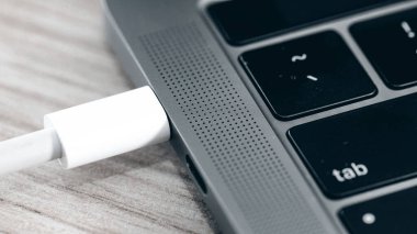 notebook power and data cable connection