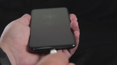 Kabloyu cep telefonuna bağlıyorum