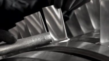 İç buhar türbini açılıyor ve paletler açığa çıkıyor