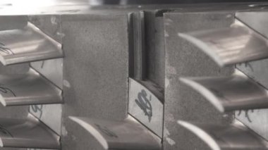 İç buhar türbini açılıyor ve paletler açığa çıkıyor