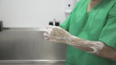 Doktor ameliyattan önce ellerini yıkıyor.