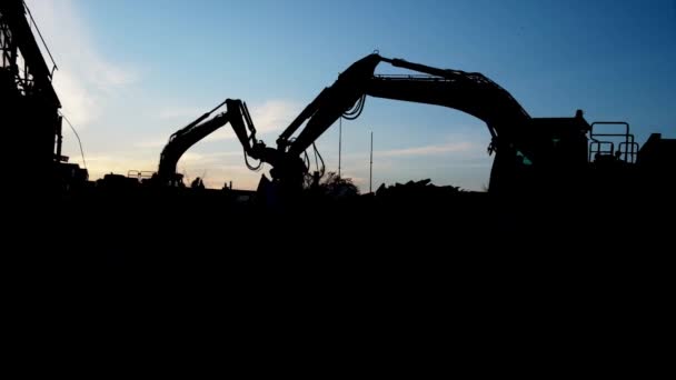 Bulldozer demonterar den gamla byggnaden — Stockvideo