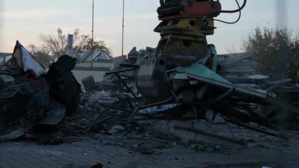 Бульдозер демонтирует старое здание — стоковое видео