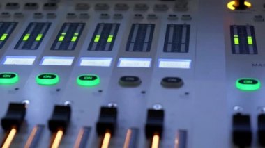 Televizyon stüdyosundaki merkezi kontrol konsolu