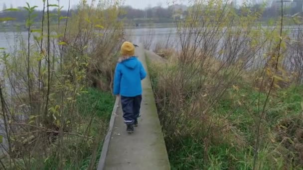 Un chico triste cerca del río en la ciudad — Vídeos de Stock