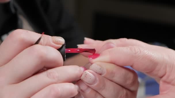 Manicura maestra pinta uñas. hd — Vídeo de stock