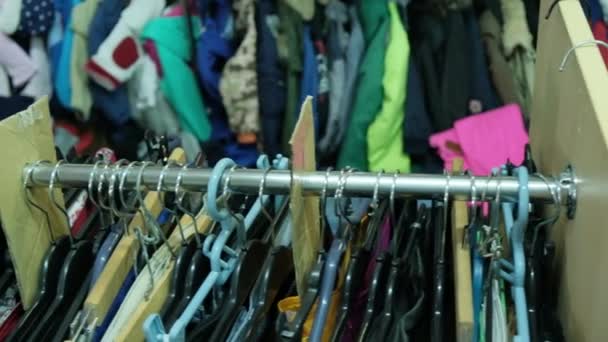Showcase with a second-hand hanger. Humanitarian aid warehouse. — Vídeo de Stock