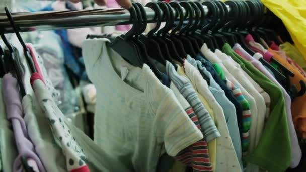Childrens second hand. Used clothes for toddlers. — Stock videók