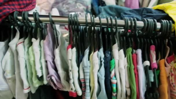 Niños de segunda mano. Ropa usada para niños pequeños. — Vídeos de Stock