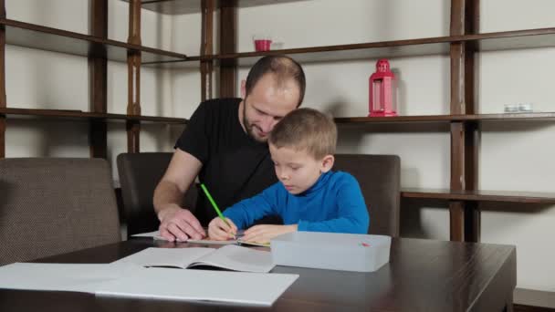 5 yaşında bir çocuk ve babası ödev yapıyor. — Stok video