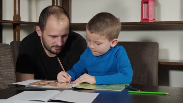 Un bambino di cinque anni e suo padre fanno i compiti — Video Stock