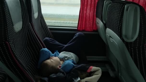 A fiú a buszon alszik lovaglás közben. — Stock videók