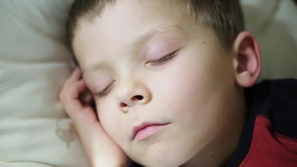 Um menino de cinco anos dorme em seu berço — Vídeo de Stock