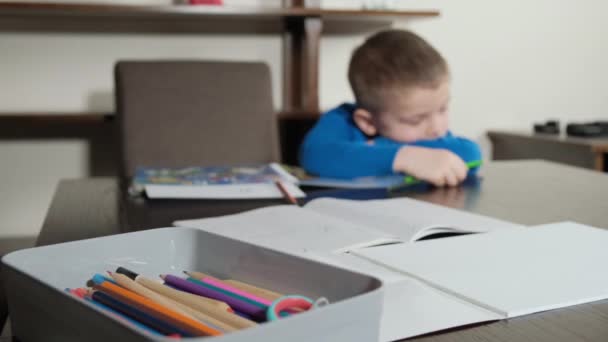 Мальчик уснул, выполняя домашнюю работу — стоковое видео