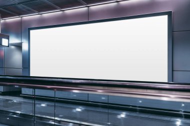 Modern bir havaalanı varış alanında bir travelatörün yanında boş bir reklam panosu modeli; hareket halindeki bir yürüyüş yolunun yakınındaki bir toplu taşıma terminalinin veya alışveriş merkezinin içinde beyaz boş bir poster şablonu