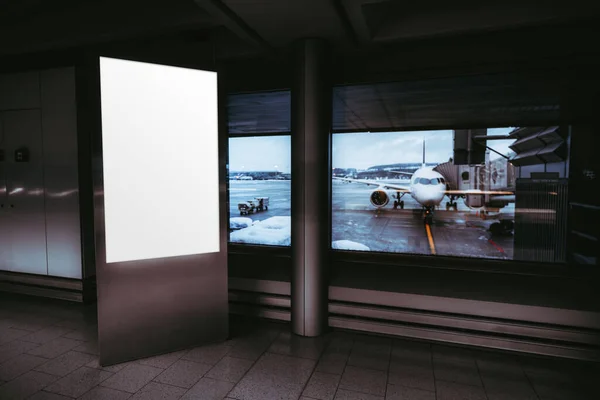 Una Maqueta Póster Blanco Área Puerta Aeropuerto Con Avión Fuera — Foto de Stock