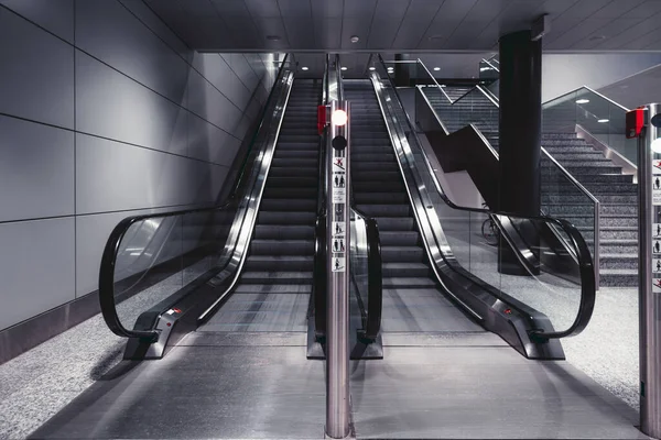 Front View Contemporary Directional Escalator Made Glass Metal Indoors Airport — Stock Photo, Image