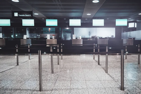 Uitzicht Een Luchthaven Incheckruimte Met Meerdere Lege Dekken Voor Transferpassagiers — Stockfoto