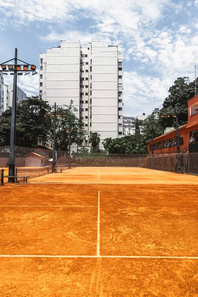 Ein Außenblick Auf Einen Sportverein Mit Vier Tennisplätzen Mit Sandflächen — Stockfoto