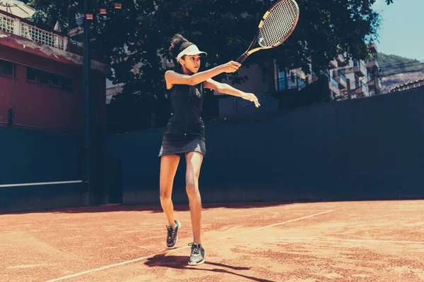 Une Jeune Femme Noire Jouant Tennis Sur Terrain Sport Terre — Photo