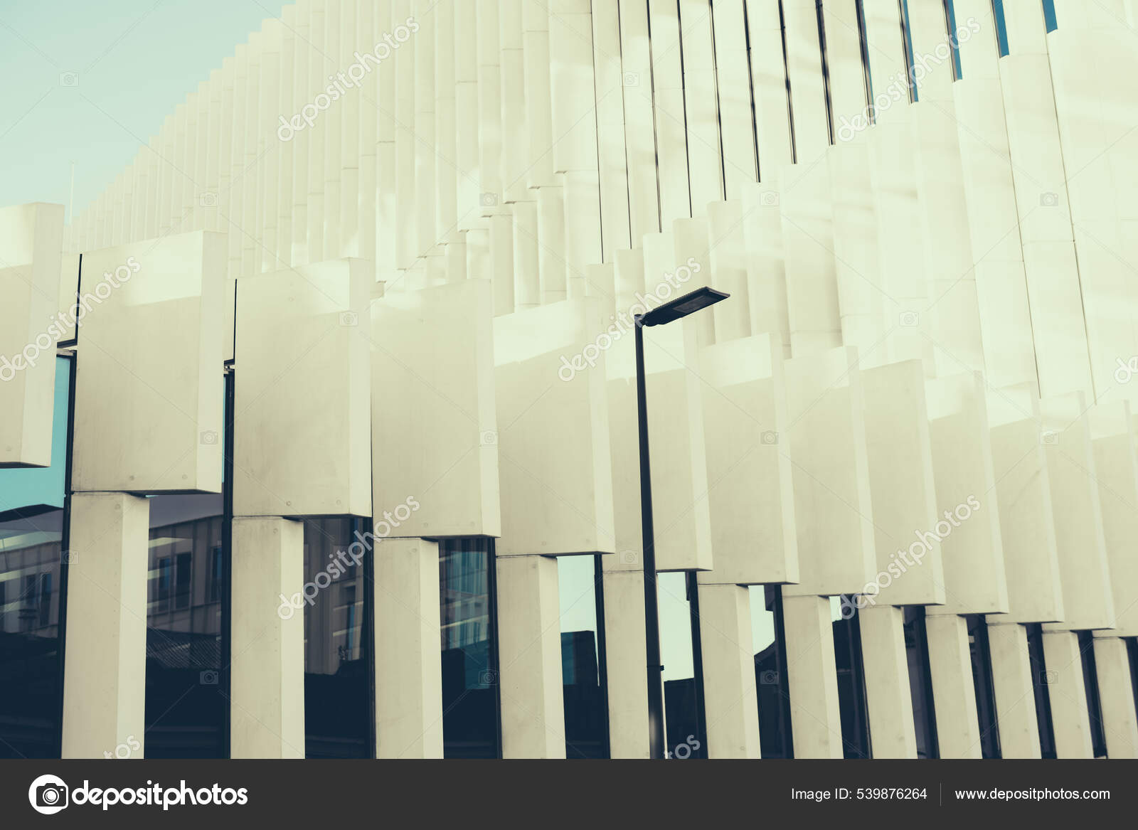 一座具有垂直条纹的现代白色商业办公大楼正面的透视一排有垂直横梁和窗户的当代房屋的立面——图库图片© skynextphoto #539876264, image size:1600x1167