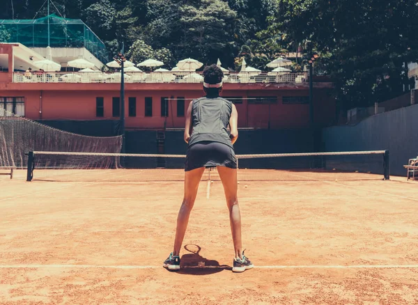 Vue Arrière Une Femme Noire Entraînant Sur Terrain Tennis Argile — Photo