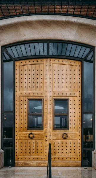 Tiro Vertical Grande Ângulo Portas Madeira Maciça Com Padrão Rebites — Fotografia de Stock