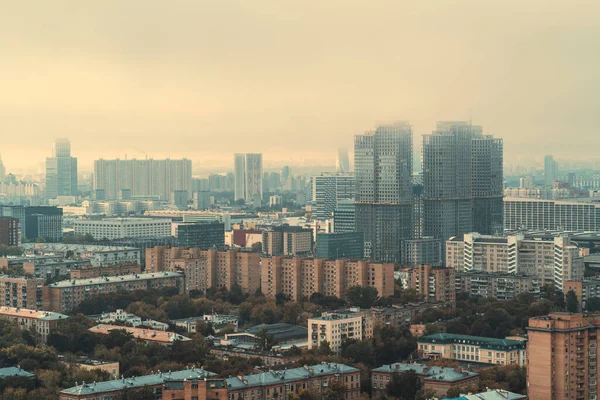 Una Vista Del Dron Grupo Edificios Residenciales Comerciales Día Niebla — Foto de Stock