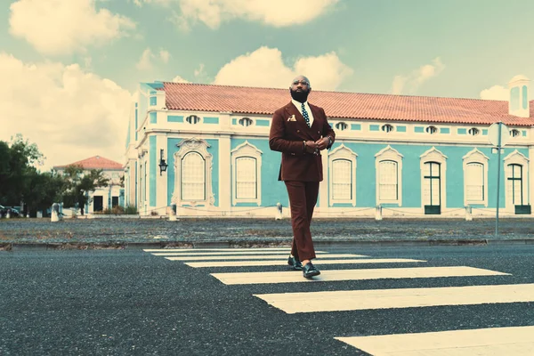 Hombre Barbudo Calvo Majestuoso Bien Vestido Está Cruzando Calle Cruce —  Fotos de Stock