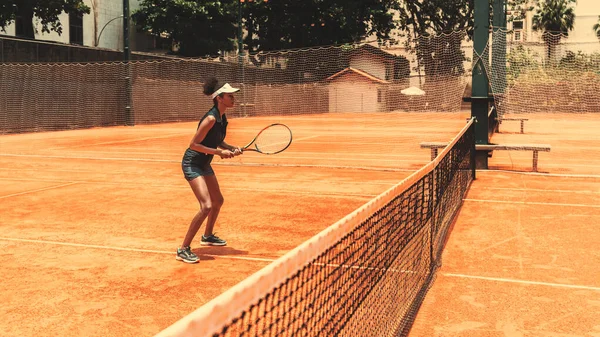 Vue Latérale Une Jeune Brésilienne Mince Pratiquant Tennis Sur Court — Photo