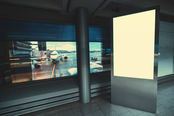 Una Maqueta Anuncio Publicitario Vacío Vertical Una Sala Aeropuerto Con — Foto de Stock