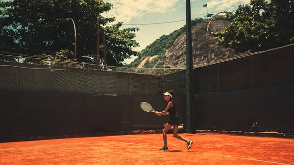 테니스 선수가 훈련하는 울타리가 법원에서 움직이는 각도로 보인다 크로켓을 클레이 — 스톡 사진